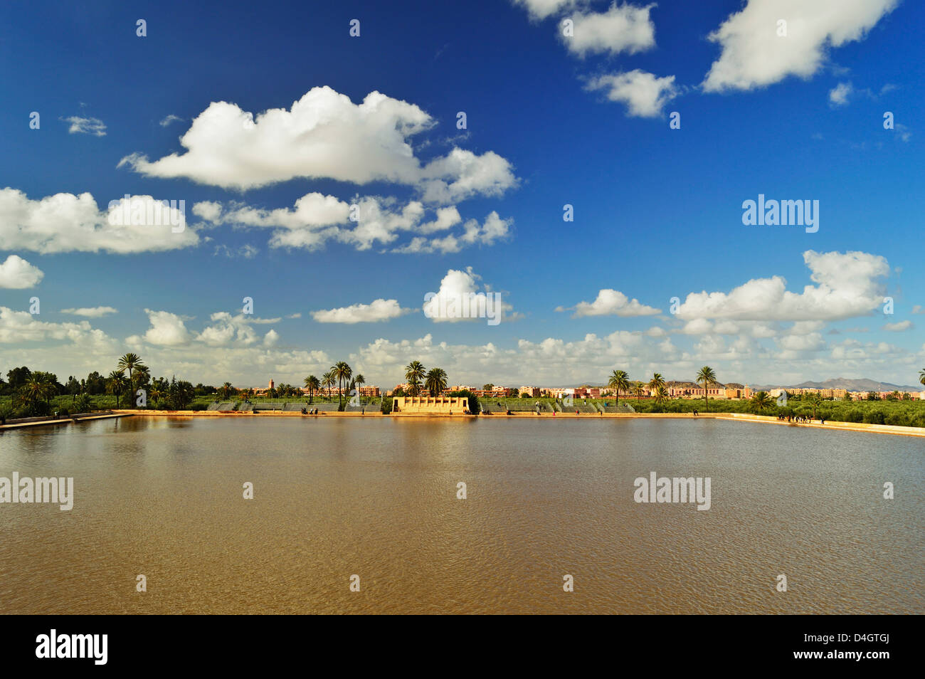 Bassin, La Menara (Jardins), Marrakech, Maroc, Afrique du Nord Banque D'Images