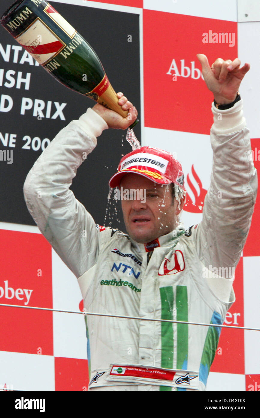 Troisième placé Rubens Barrichello brésilienne de Honda célèbre avec une bouteille de champagne sur le podium après le Grand Prix de Grande-Bretagne à Silverstone, la Grande-Bretagne le dimanche, 06 juillet 2008. Photo : CARMEN JASPERSEN Banque D'Images