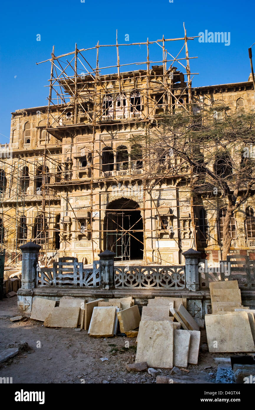 Morvi Temple (le Secrétariat) d'un bâtiment administratif avec un temple hindou du centre, Morvi, Gujarat, Inde Banque D'Images
