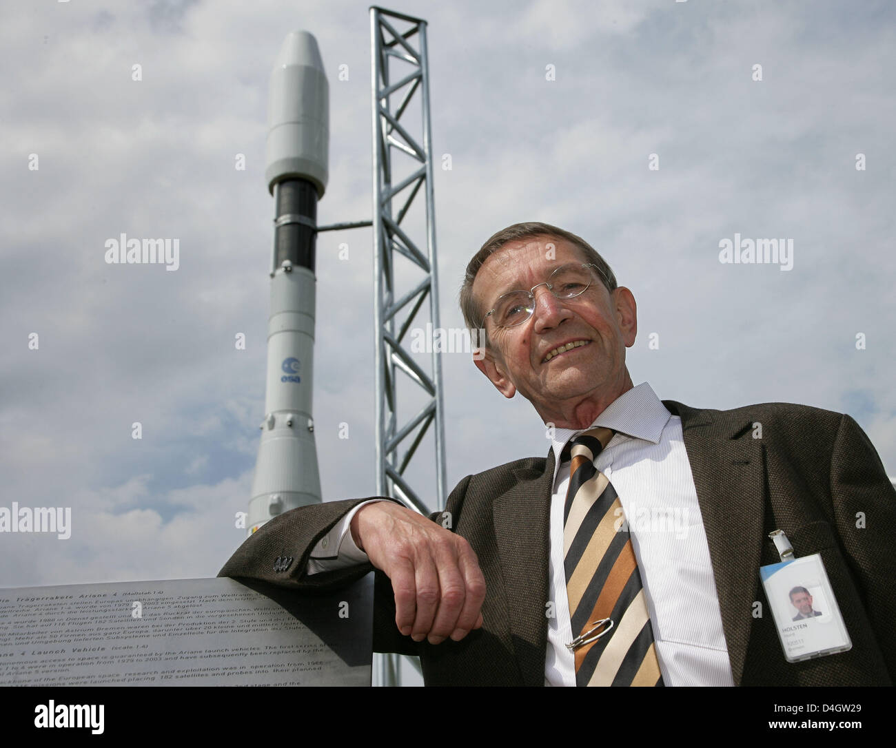 Horst Holsten, "père d'Ariane", sourit devant l'nouvellement inauguré 1:4 modèle de l'ESA (Agence Spatiale Européenne) 'Ariane 4 fusée' sur l'entreprise composés de 'Astrium Ltd." à Brême, Allemagne, le 8 juillet 2008. De 1988 à 2003 des fusées Ariane 4 satellites transportés 182 dans l'espace en 116 vols. Space Company EADS Astrium a investi près de quatre millions d'euros pour le nouvel espace de stockage Banque D'Images