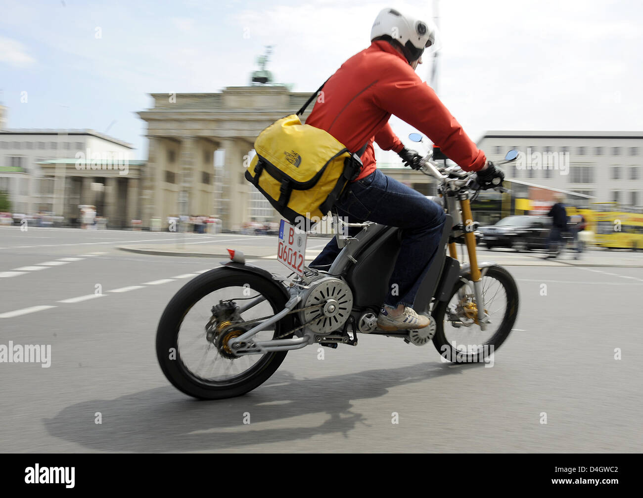 Stefan Gulas, président de '' eRockit, promenades sur le 'vélo' eRockit en face de la porte de Brandebourg à Berlin, Allemagne, 11 juillet 2008. 'ERockit' a développé une nouvelle 'location' électrique concept. Un transphorms moteur l'énergie musculaire du conducteur et les multiplie 50 fois, permettant une vitesse de 80 km/h. '10' pour eRockits 25 000 euros chacun, sont prévus à construit à partir de 200 Banque D'Images