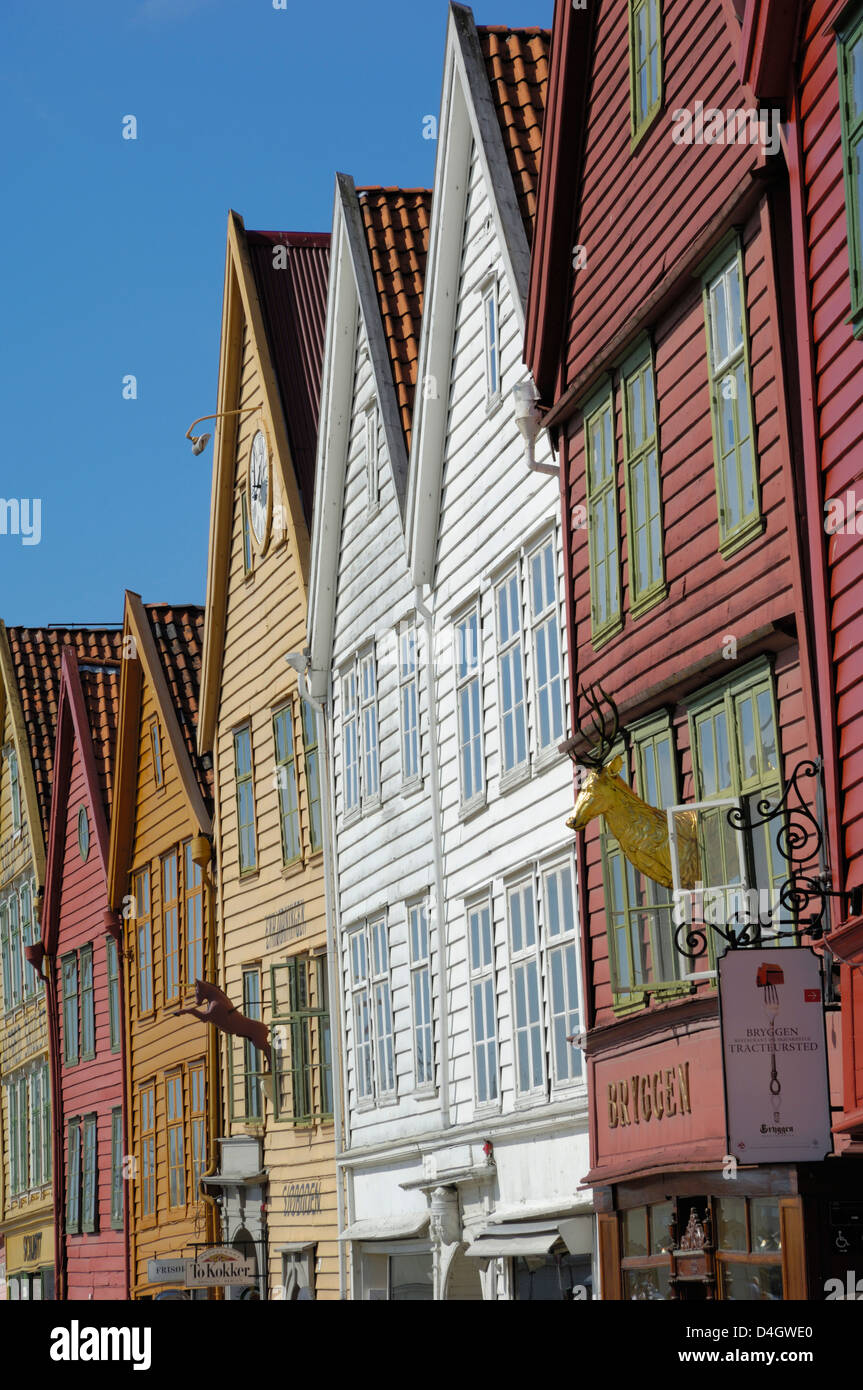 Les bâtiments en bois au bord de l'eau, le port de Bryggen, Vagen, UNESCO World Heritage site, Bergen, Hordaland, Norvège, Scandinavie Banque D'Images