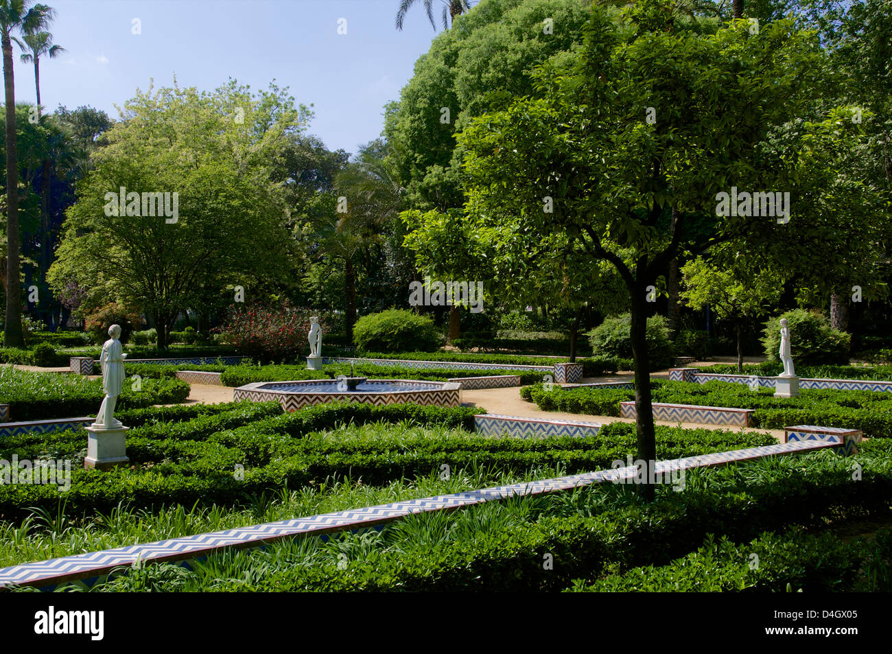 Des statues et des fleurs, le parc Maria Luisa, Séville, Andalousie, Espagne Banque D'Images