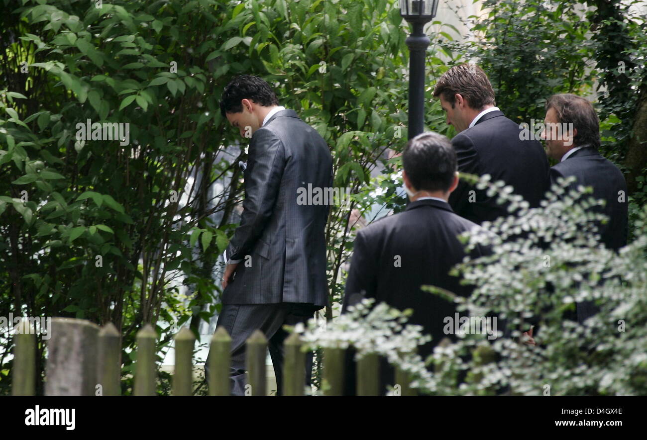 International soccer allemand Michael Ballack (L) arrive pour le mariage à l'église à "Bayerischer Yacht-Club" (littéralement : "Yacht Club de Bavière') au Lac de Starnberg en Starnberg, Allemagne, 15 juillet 2008. Il épouse Simone Lambe. Photo : MATTHIAS SCHRADER Banque D'Images