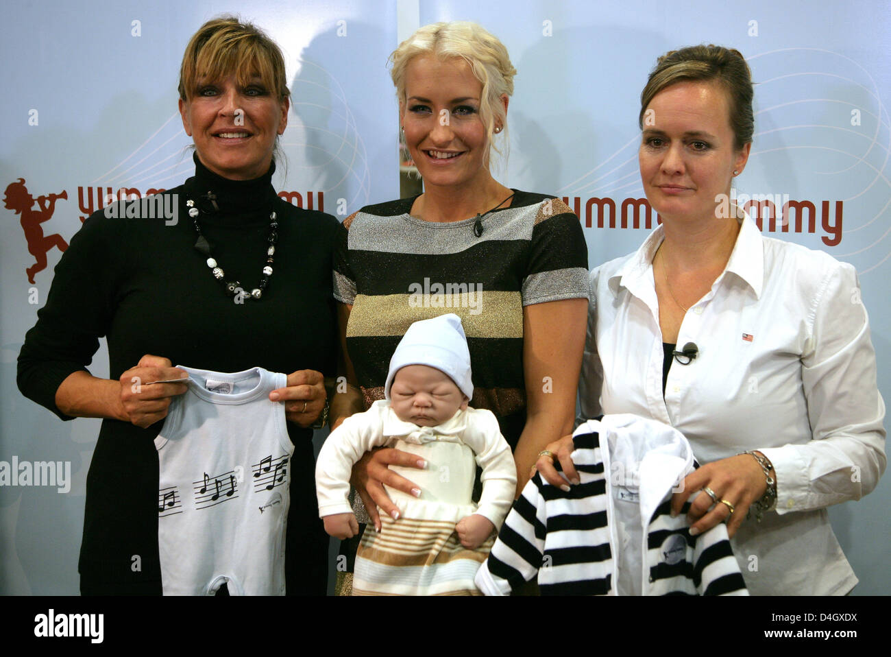 La chanteuse pop allemande Sarah Connor (C), sa mère Soraya Lewe-Tacke (L) et le propriétaire de la chaîne de magasins de mode pour enfants 'kiki', Vera Kloehn, présenter leur bébé de sexe masculin ont conjointement élaboré fashion collection 'yummy tummy' à Brême, Allemagne, 16 juillet 2008. La collection est disponible en ligne à partir du 16 juillet 2008. Il dispose de 30 pièces pour les garçons dans leurs 9 premiers mois. Photo : INGO WAGNER Banque D'Images