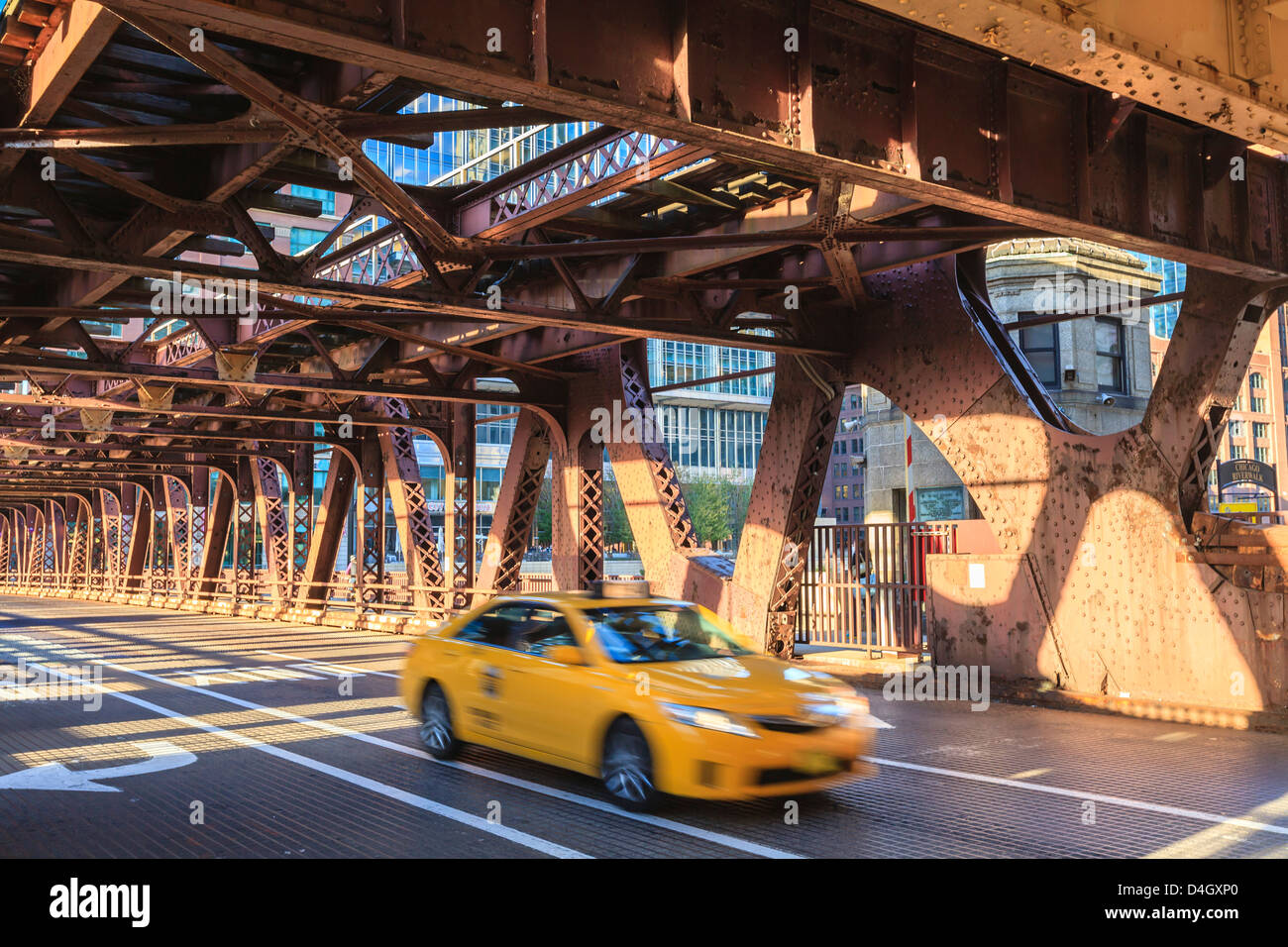 Taxi jaune pour traverser un pont sur la rivière Chicago, Chicago, Illinois, États-Unis Banque D'Images