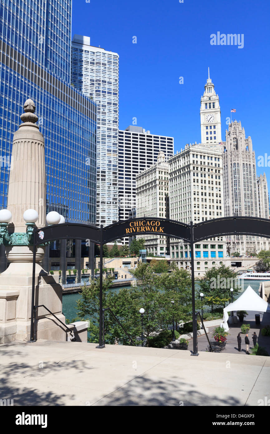 Le Riverwalk Chicago West Wacker Drive avec Trump Tower et Wrigley Building, Chicago, Illinois, États-Unis Banque D'Images