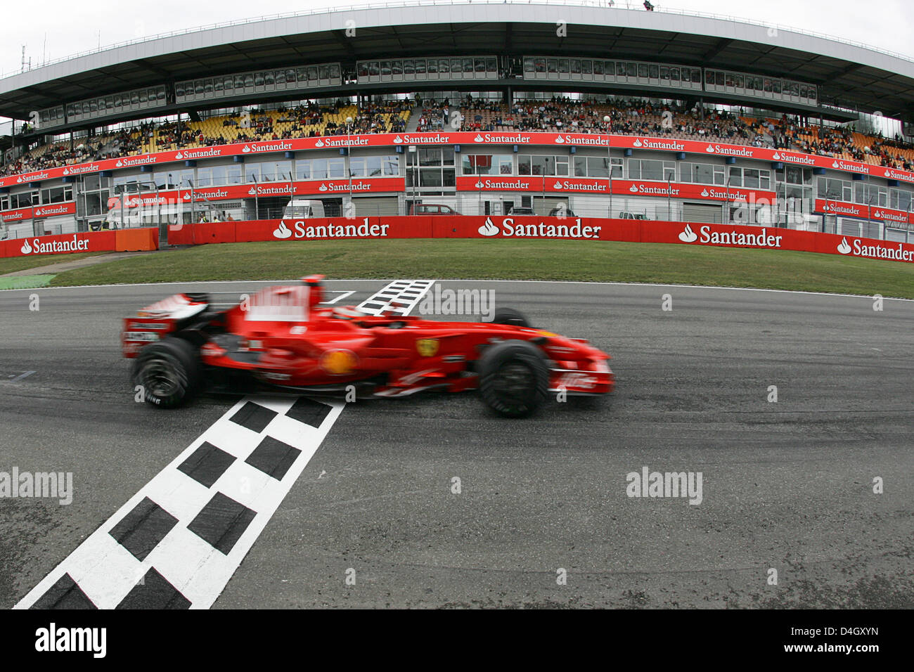 Pilote de formule 1 finlandais Kimi Raikkonen de Ferrari oriente sa voiture au cours de la première session d'essais à Hockenheim race track en Allemagne, le 18 juillet 2008. Le Grand Prix d'Allemagne aura lieu le dimanche 20 juillet 2008. Photo : Roland Weihrauch Banque D'Images