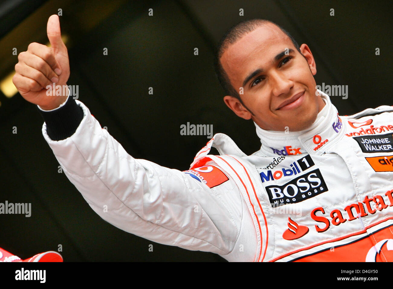 La pilote de Formule 1 Lewis Hamilton McLaren Mercedes de Thumbs up donne après avoir remporté la pole position lors de la course de qualification à Hockenheim en Allemagne, le samedi, 19 juillet 2008. Le Grand Prix d'Allemagne aura lieu le dimanche 20 juillet 2008. Photo : JENS BUETTNER Banque D'Images