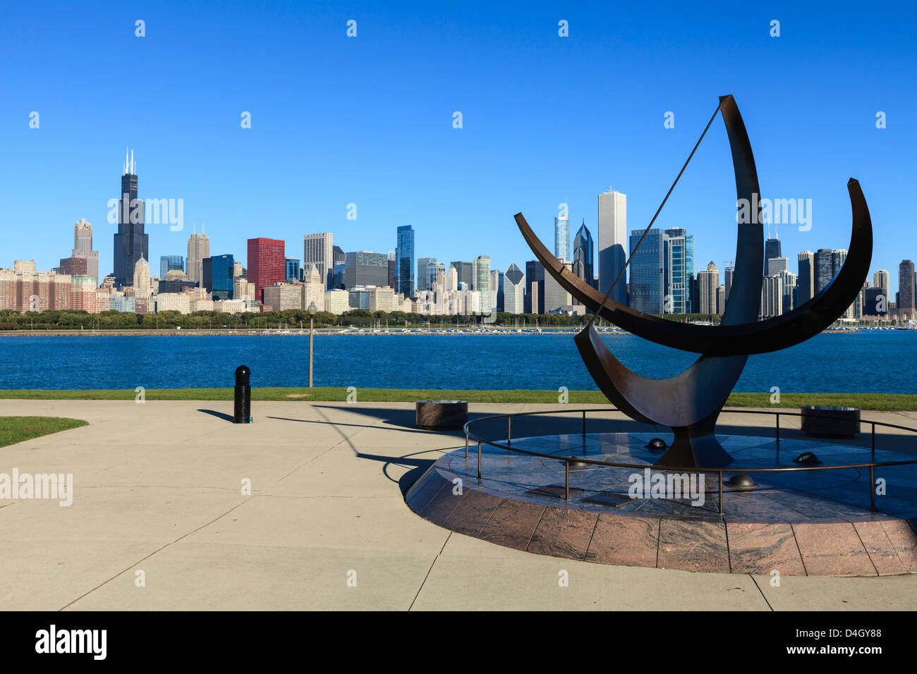La ville de Chicago, l'Adler Planetarium cadran solaire à l'avant-plan, Chicago, Illinois, États-Unis Banque D'Images