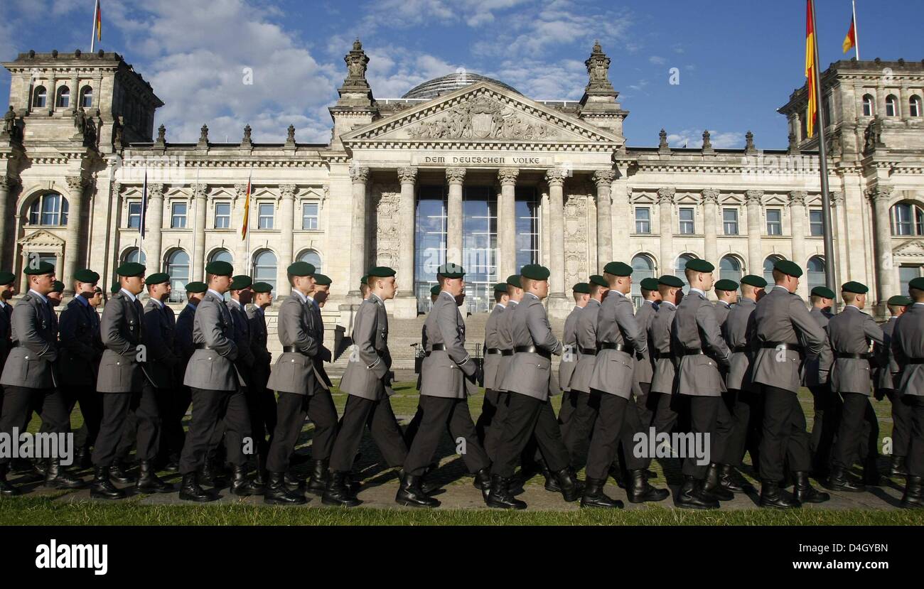 Recrues de la Bundeswehr prendre le serment officiel devant le Reichstag (parlement) à Berlin, Allemagne, 20 juillet 2008. La traditionnelle cérémonie de prestation de jeunes soldats ont eu lieu pour la première fois devant le Reichstag, à la date anniversaire de l'échec de la tentative d'assassinat sur Hitler le 20 juillet 1944. Photo : Fabrizio Bensch Banque D'Images