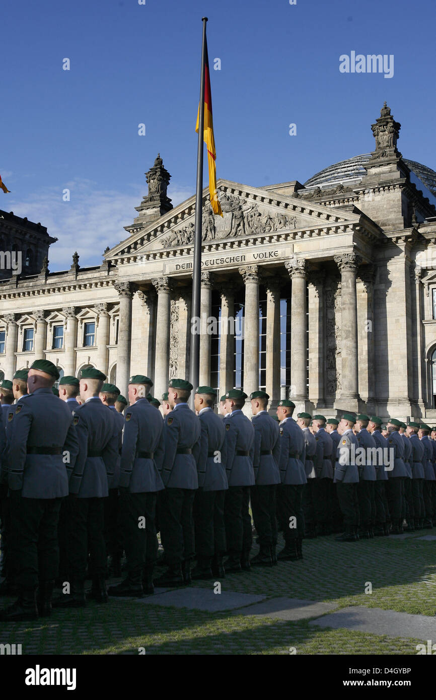 Recrues de la Bundeswehr prendre le serment officiel devant le Reichstag (parlement) à Berlin, Allemagne, 20 juillet 2008. La traditionnelle cérémonie de prestation de jeunes soldats ont eu lieu pour la première fois devant le Reichstag, à la date anniversaire de l'échec de la tentative d'assassinat sur Hitler le 20 juillet 1944. Photo : Wolfgang Kumm Banque D'Images