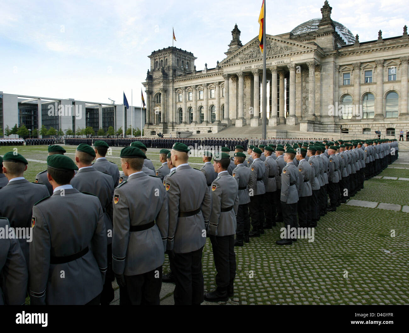 Recrues de la Bundeswehr prendre le serment officiel devant le Reichstag (parlement) à Berlin, Allemagne, 20 juillet 2008. La traditionnelle cérémonie de prestation de jeunes soldats ont eu lieu pour la première fois devant le Reichstag, à la date anniversaire de l'échec de la tentative d'assassinat sur Hitler le 20 juillet 1944. Photo : Wolfgang Kumm Banque D'Images