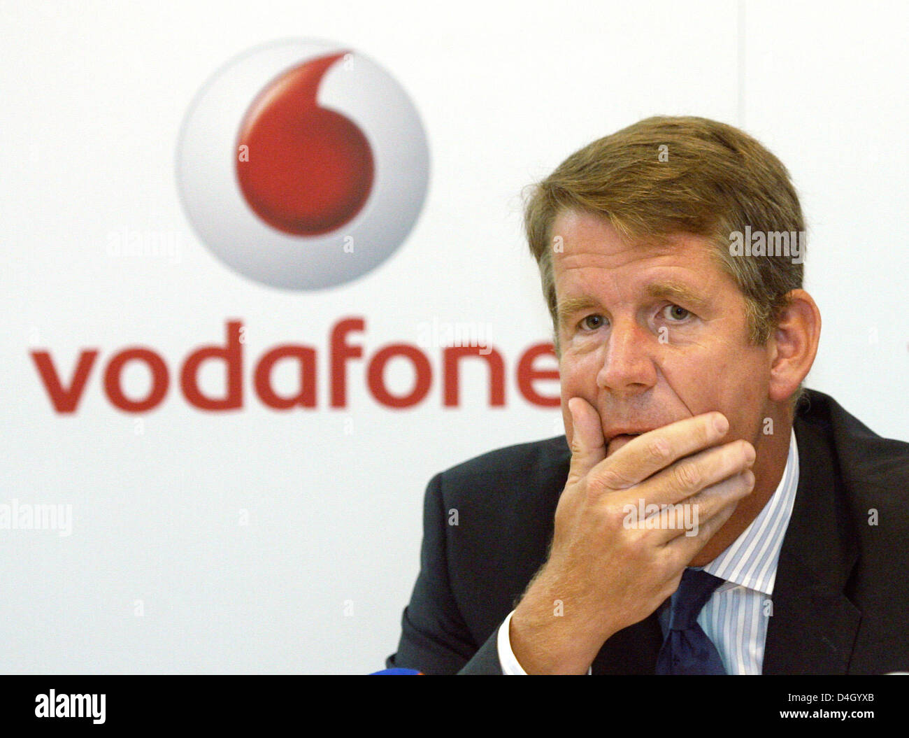 Chef de Vodafone Allemagne, Friedrich Joussen, présente les chiffres d'affaires du premier trimestre de l'exercice 2008/09 au cours d'une conférence de presse à Düsseldorf, Allemagne, 22 juillet 2008. Vodafone Allemagne a annoncé une augmentation de clients pour le printemps 2008, à la fois dans la direction de téléphone fixes et mobiles. Photo : ROLAND WEIHRAUCH Banque D'Images