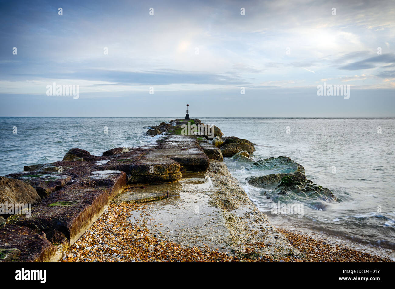 Un long épi de la mer sur la plage de Hengistbury Head près de Christchurch dans le Dorset Banque D'Images