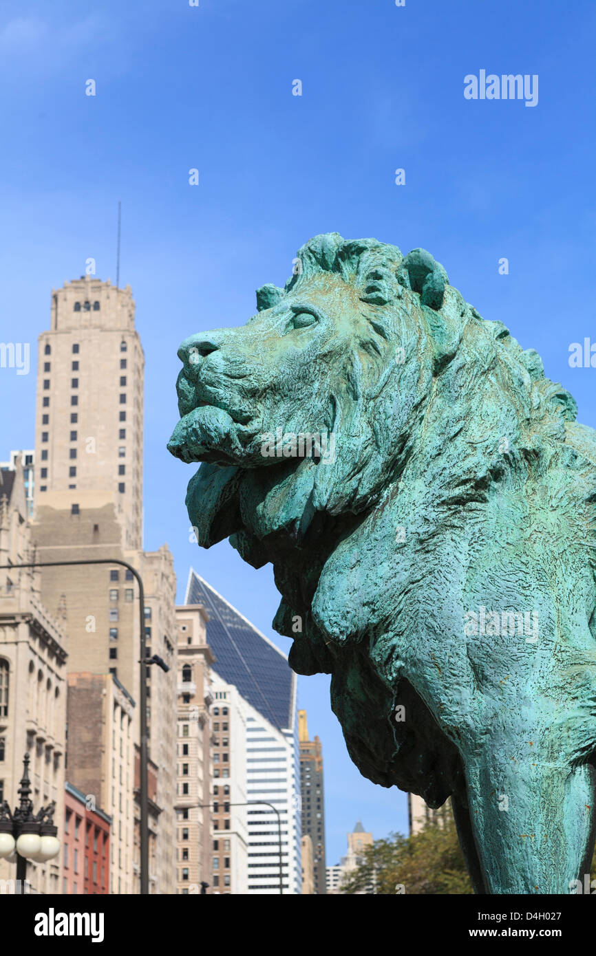 L'une des deux statues de lion en bronze à l'extérieur de l'Art Institute of Chicago, Chicago, Illinois, États-Unis Banque D'Images