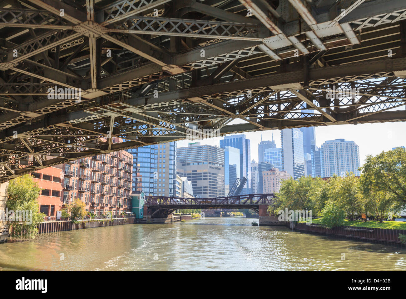 En vertu de l'un des nombreux ponts en acier qui traversent la rivière Chicago, Chicago, Illinois, États-Unis Banque D'Images