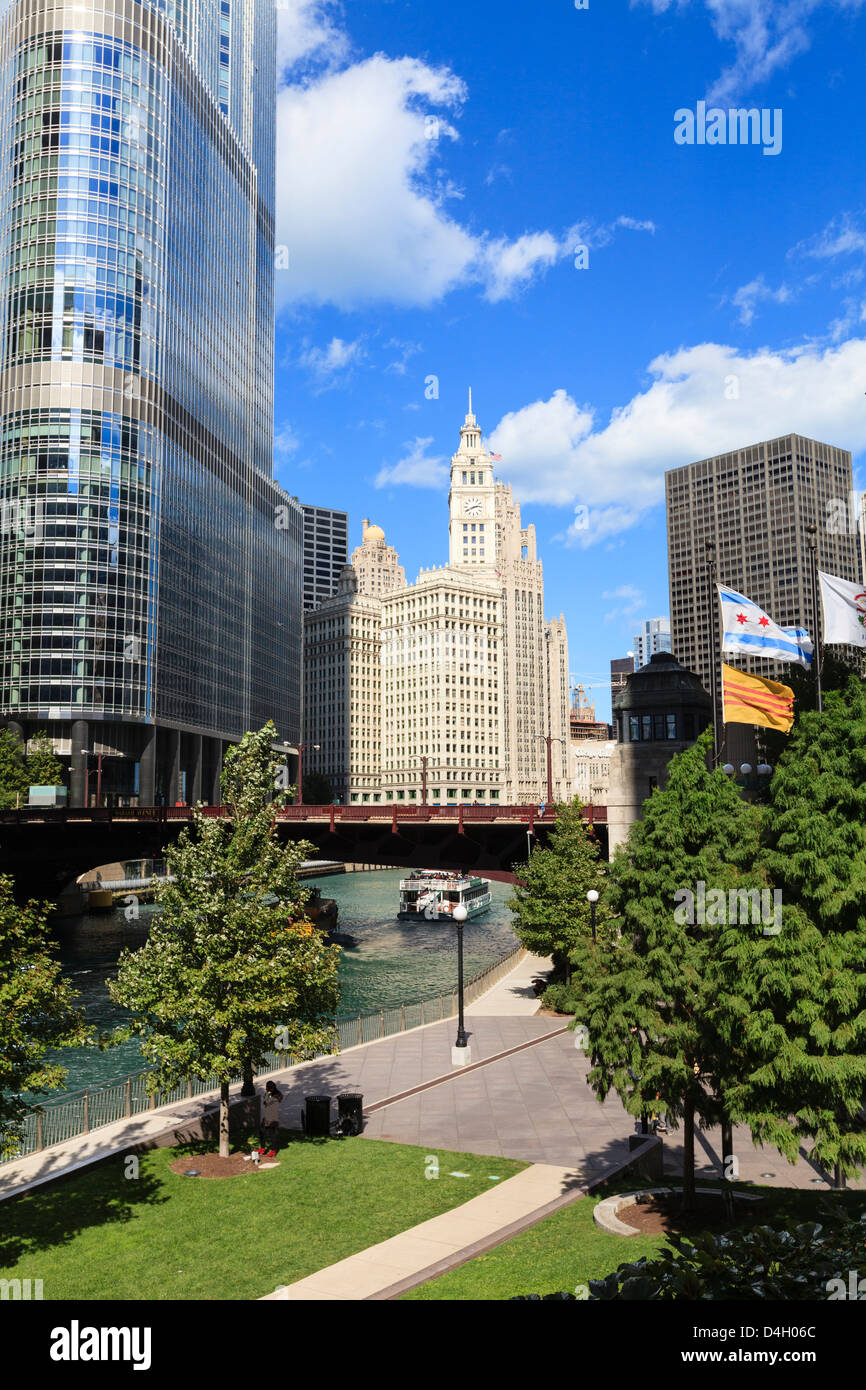 Chicago River Walk et de tours dont Trump Tower et le Wrigley Building, Chicago, Illinois, États-Unis Banque D'Images