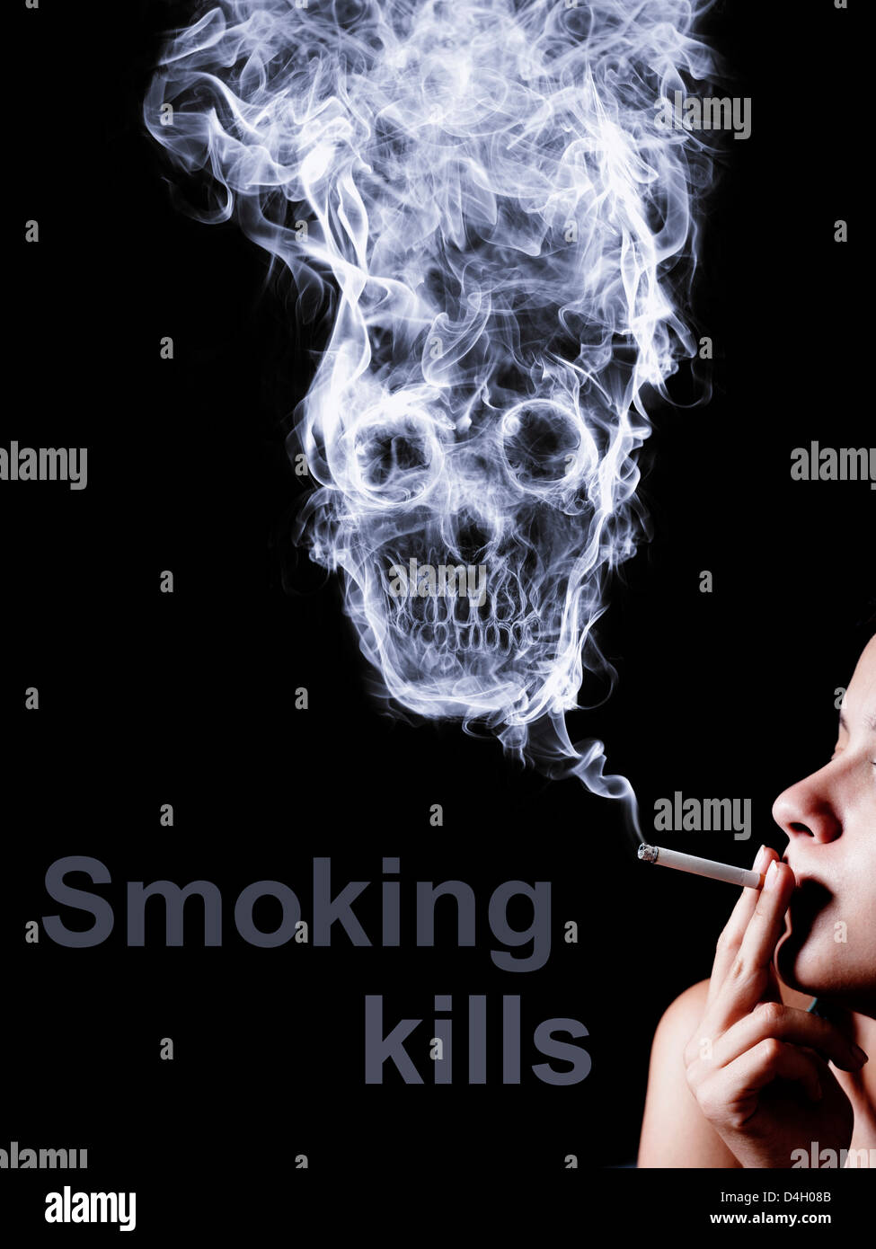 Femme fumant une cigarette. Formes fumée skull morts, comme un symbole des dangers du tabac pour la santé et d'une mort imminente. Banque D'Images