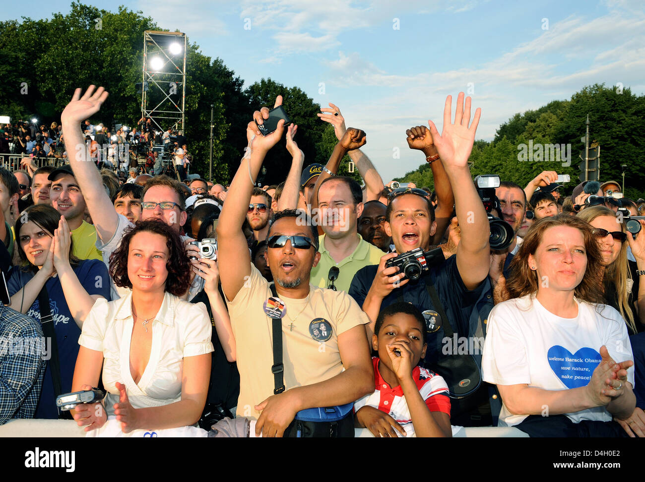 L'auditoire célèbre nous démocratique aspirant à la présidence Obama durant son discours sur l'avenir des relations transatlantiques en face de colonne de la victoire à Berlin, Allemagne, 24 juillet 2008. Obama a commencé par remercier les citoyens de Berlin et 'le peuple allemand pour l'accueillir. L'homme politique a déclaré qu'il n'est pas venu à Berlin en tant que candidat à la présidence US mais en tant qu'Americ Banque D'Images