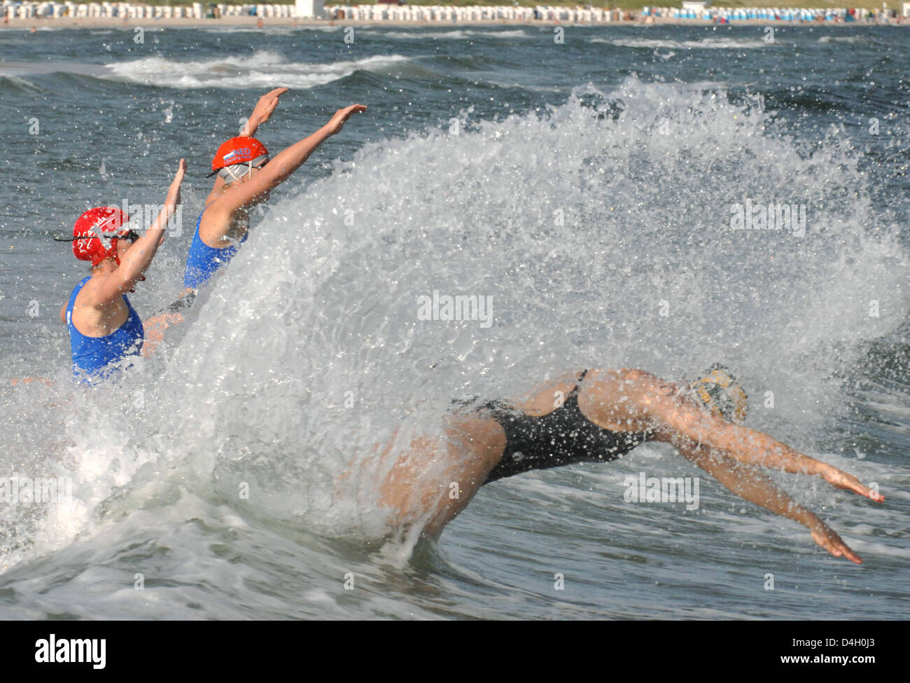 Les sauveteurs féminins participent à la 'Conseil' Relais la concurrence au Championnat du Monde le sauveteur sauvetage '2008' à Warnemuende, près de Rostock, Allemagne, 25 juillet 2008. Quelque 4000 athlètes, entraîneurs et officiels de 36 pays participent à la piscine en plein air dans les concours et les compétitions indoor Warnemuende à Berlin jusqu'au 02 août 2008. Photo : STEFAN SAUER Banque D'Images