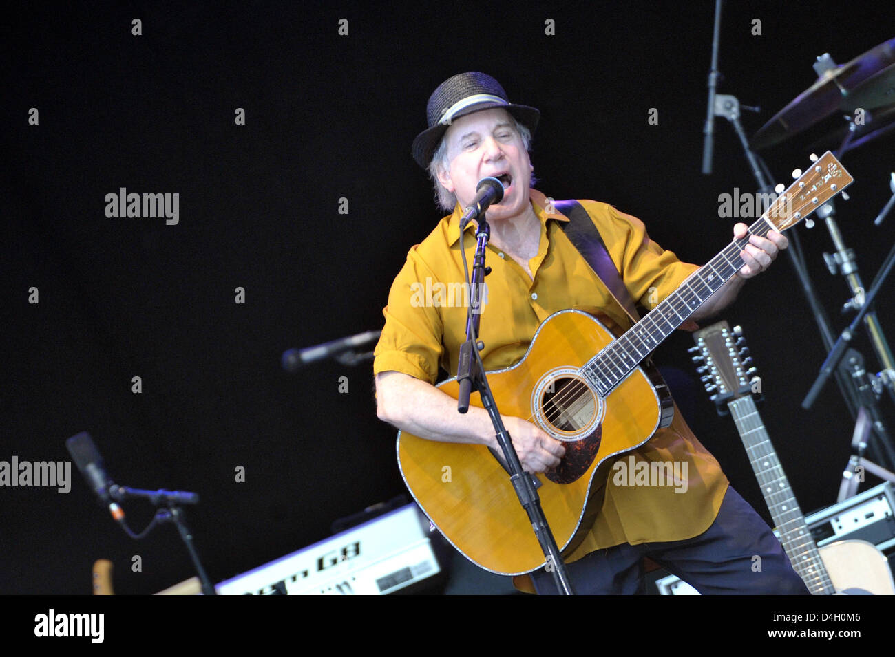Musicien Paul Simon, qui s'est fait connaître avec le légendaire duo pop 'Simon & Garfunkel', effectue à la Citadelle de Mayence, Allemagne, 25 juillet 2008. Photo : Fredrik von Erichsen Banque D'Images