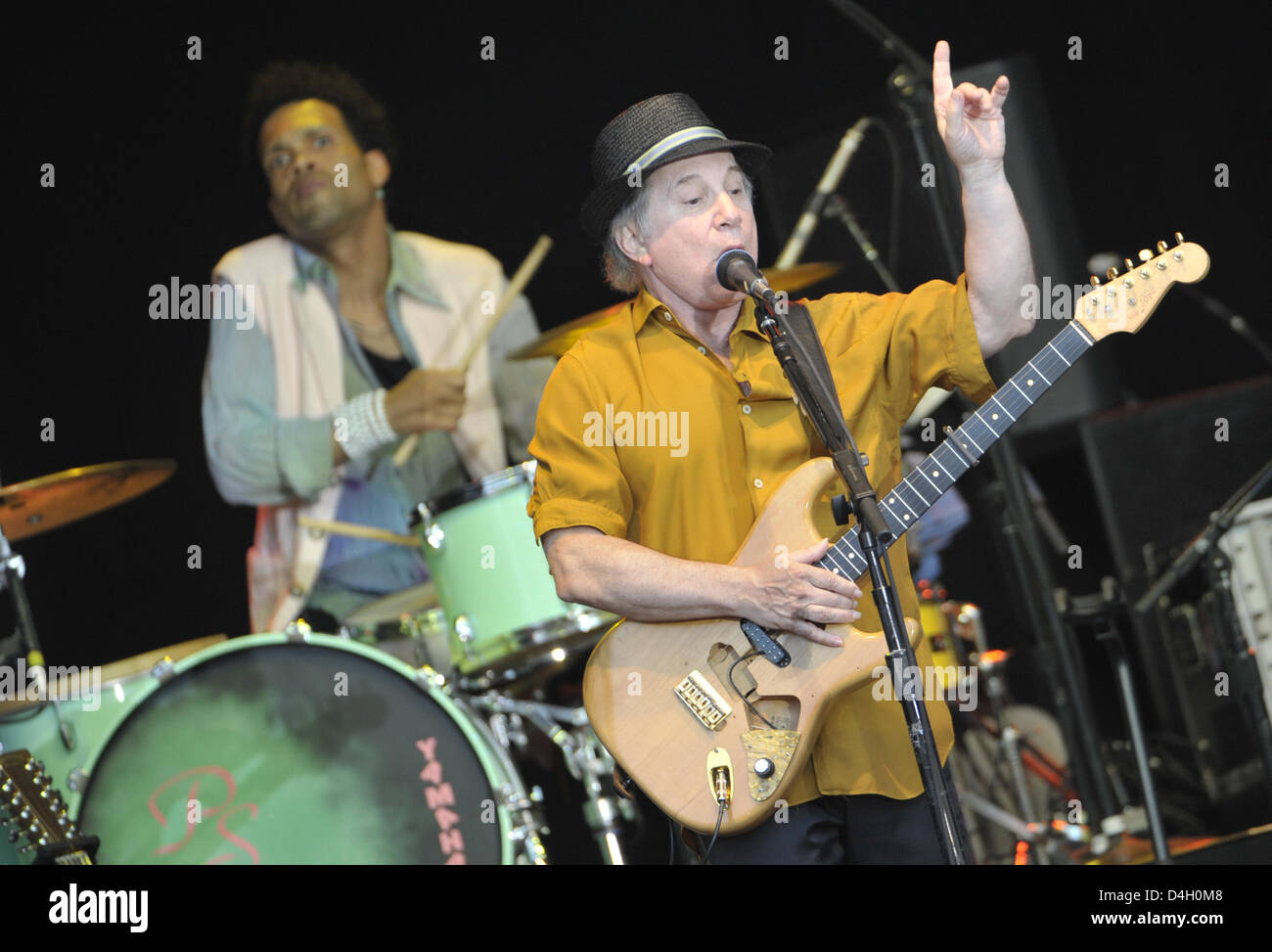Musicien Paul Simon (avant), qui se sont fait connaître avec le légendaire duo pop 'Simon & Garfunkel', effectue à la Citadelle de Mayence, Allemagne, 25 juillet 2008. Photo : Fredrik von Erichsen Banque D'Images
