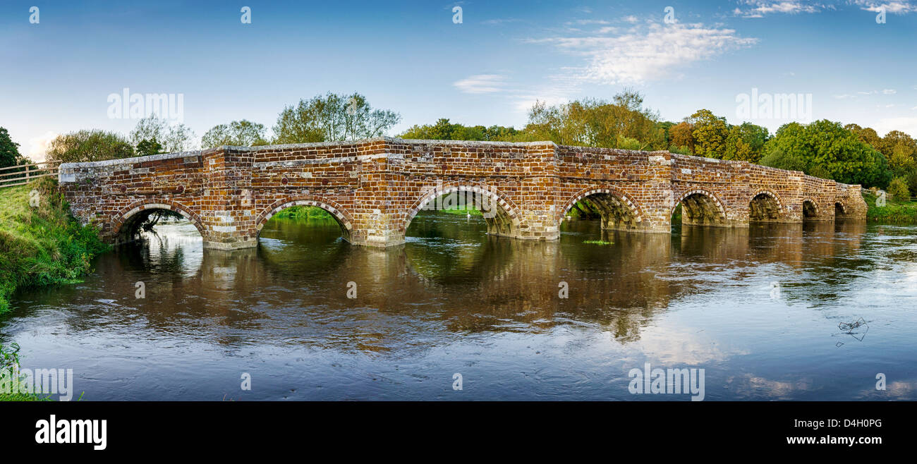 L'ironstone historique pont sur la rivière Stour à Sturminster Marshall, près de Sherborne et réputé pour être le plus vieux pont Banque D'Images