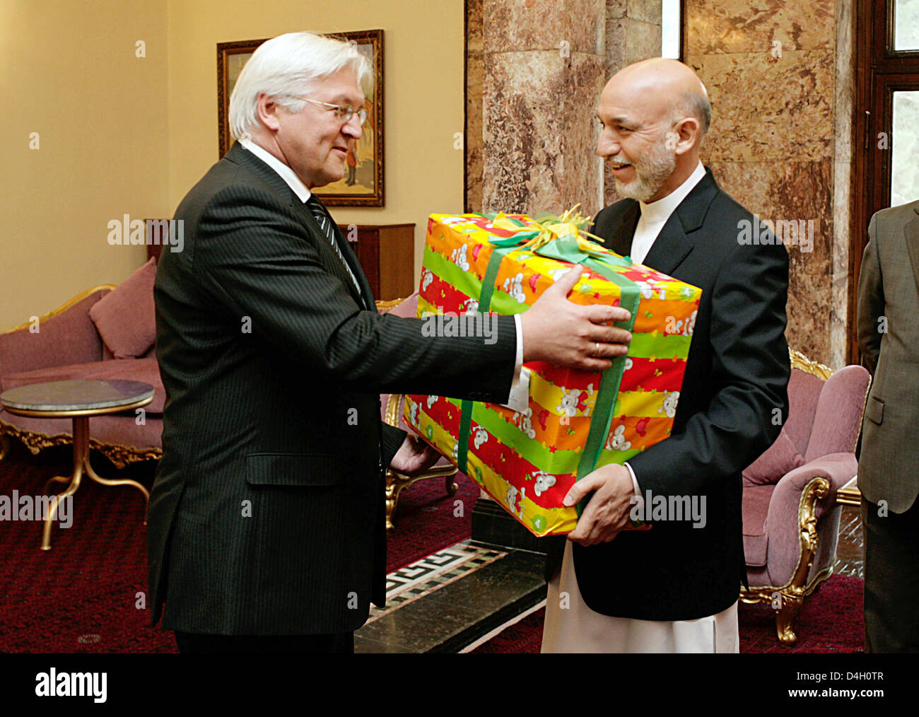 Le ministre allemand des affaires étrangères, Frank-Walter Steinmeier (L) remet un présent pour le président afghan Hamid Karzai lors d'une réunion à Kaboul, Afghanistan, le 26 juillet 2008. Steinmeier a donné un Karzaï présente pour son fils. Photo : Ute Grabowsky Banque D'Images