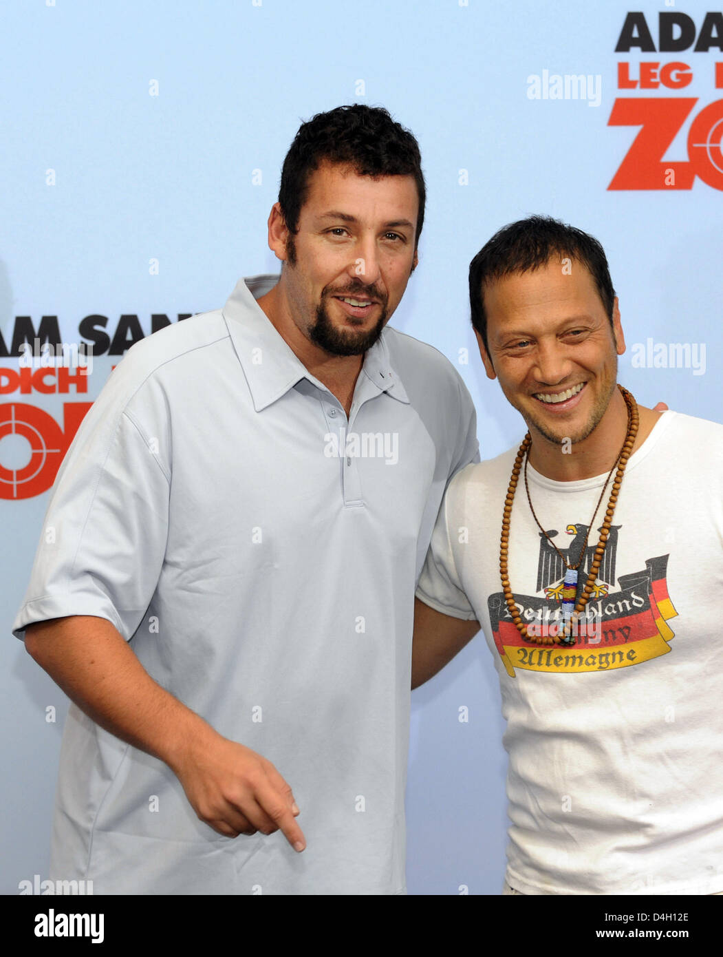 Acteurs américains Adam Sandler (L) et Rob Schneider photographiée lors d'une photo à Berlin, Allemagne, 28 juillet 2008. Leur film 'Leg Dich nicht mit Zohan un' (titre original : 'Vous ne salissez pas avec le Zohan') peut être vu dans les salles allemandes du 14 août 2008. Sandler joue le rôle d'un agent supérieur du Mossad israélien, qui décide soudainement de devenir coiffeur à New York. Photo : LA PLUIE Banque D'Images