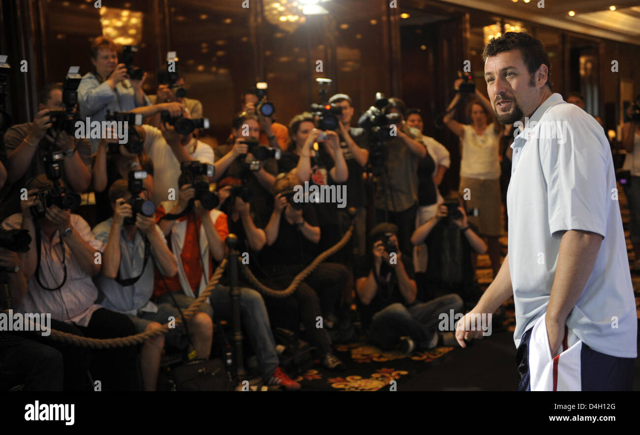 Nous actorsAdam Sandler photographié lors d'une photo à Berlin, Allemagne, 28 juillet 2008. Son nouveau film 'Leg Dich nicht mit Zohan un' (titre original : 'Vous ne salissez pas avec le Zohan') peut être vu dans les salles allemandes à partir du 14 août 2008. Sandler joue le rôle d'un agent supérieur du Mossad israélien, qui décide soudainement de devenir coiffeur à New York. Photo : RAINER JENSEN Banque D'Images