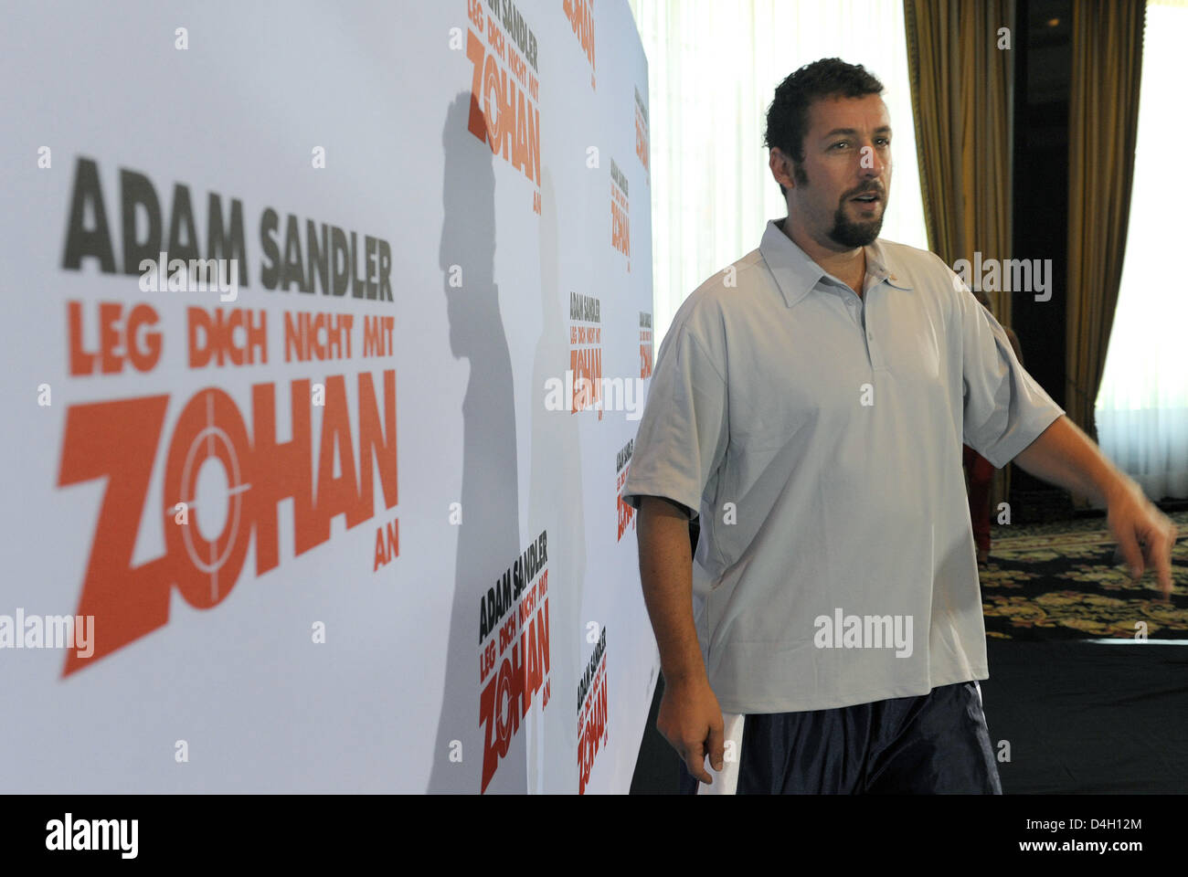 L'acteur américain Adam Sandler en photo lors d'une photo à Berlin, Allemagne, 28 juillet 2008. Son nouveau film 'Leg Dich nicht mit Zohan un' (titre original : 'Vous ne salissez pas avec le Zohan') peut être vu dans les salles allemandes à partir du 14 août 2008. Sandler joue le rôle d'un agent supérieur du Mossad israélien, qui décide soudainement de devenir coiffeur à New York. Photo : RAINER JENSEN Banque D'Images