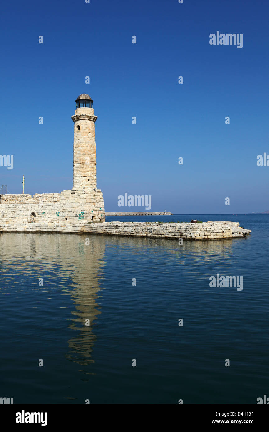 Le port d'époque vénitienne murs et phare de la Méditerranée port de Rethymnon, Crète, îles grecques, Grèce Banque D'Images