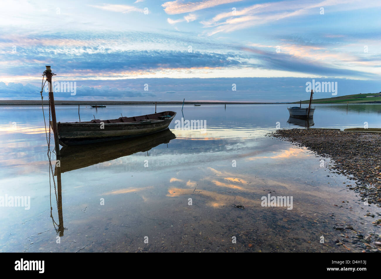 Bateaux sur la flotte Laggon à Chesil Beach près de Weymouth Dorset jurassique sur la couche. Banque D'Images