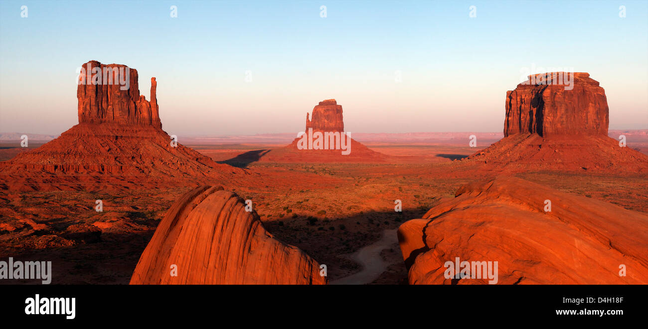 Photo panoramique des mitaines au crépuscule, Monument Valley Navajo Tribal Park, Utah, USA Banque D'Images