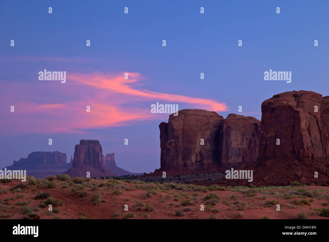 Dawn nuages sur Monument Valley Navajo Tribal Park, Utah, USA Banque D'Images