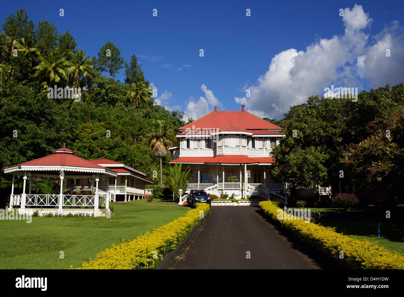 Villa colonial classique sur la côte est de l'île de Tahiti, Polynésie Française Banque D'Images