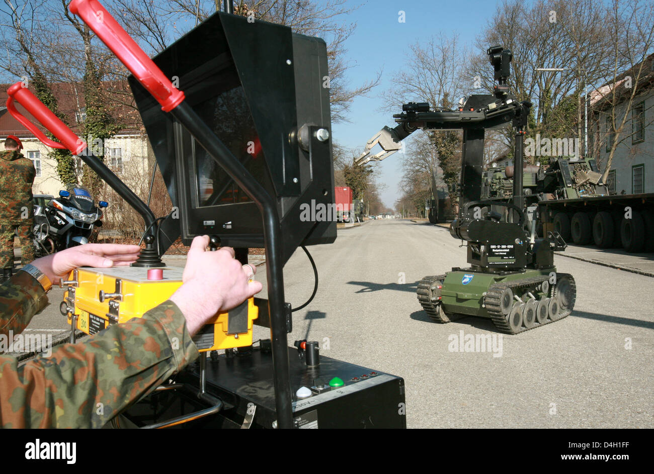 Le telerob des explosifs et munitions et Robot d'observation ('1849-1912') de commande sous-district militaire Bundeswehr IV (WBK IV) affiche ses capacités pendant un appel Appuyez sur la caserne au Bayern de Munich, Allemagne, 20 février 2008. La WBK IV a été fondée en 2001 et est subordonnée aux Forces armées en charge la commande en se concentrant sur des objectifs territoriaux traditionnels comme la gestion des catastrophes Banque D'Images Le telerob des explosifs et munitions et Robot d'observation ('1849-1912') de commande sous-district militaire Bundeswehr IV (WBK IV) affiche ses capacités pendant un appel Appuyez sur la caserne au Bayern de Munich, Allemagne, 20 février 2008. La WBK IV a été fondée en 2001 et est subordonnée aux Forces armées en charge la commande en se concentrant sur des objectifs territoriaux traditionnels comme la gestion des catastrophes Banque D'Images