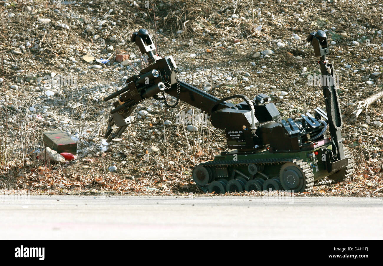 Le telerob des explosifs et munitions et Robot d'observation ('1849-1912') de commande sous-district militaire Bundeswehr IV (WBK IV) affiche ses capacités pendant un appel Appuyez sur la caserne au Bayern de Munich, Allemagne, 20 février 2008. La WBK IV a été fondée en 2001 et est subordonnée aux Forces armées en charge la commande en se concentrant sur des objectifs territoriaux traditionnels comme la gestion des catastrophes Banque D'Images Le telerob des explosifs et munitions et Robot d'observation ('1849-1912') de commande sous-district militaire Bundeswehr IV (WBK IV) affiche ses capacités pendant un appel Appuyez sur la caserne au Bayern de Munich, Allemagne, 20 février 2008. La WBK IV a été fondée en 2001 et est subordonnée aux Forces armées en charge la commande en se concentrant sur des objectifs territoriaux traditionnels comme la gestion des catastrophes Banque D'Images