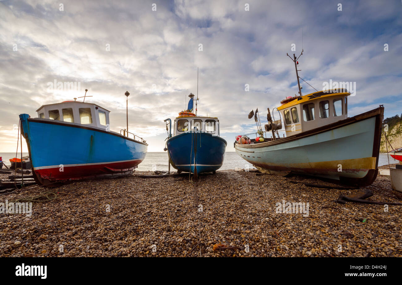 Bateaux de pêche sur la plage de la bière sur la côte jurassique du Devon Banque D'Images