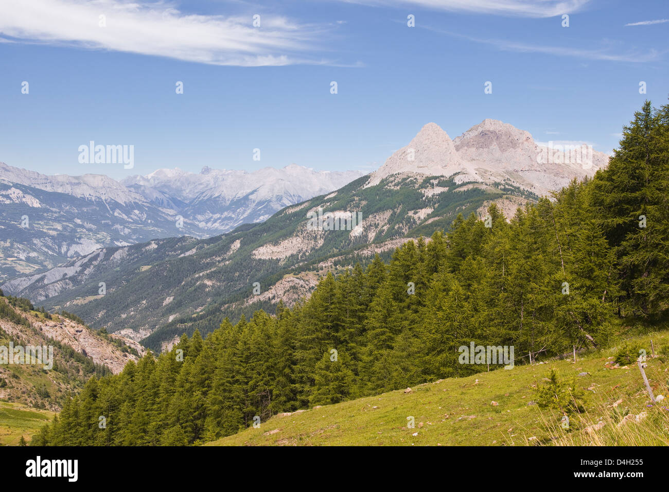 Le Col De La Chaîne De Montagne Et Par La Vallée De Lubaye
