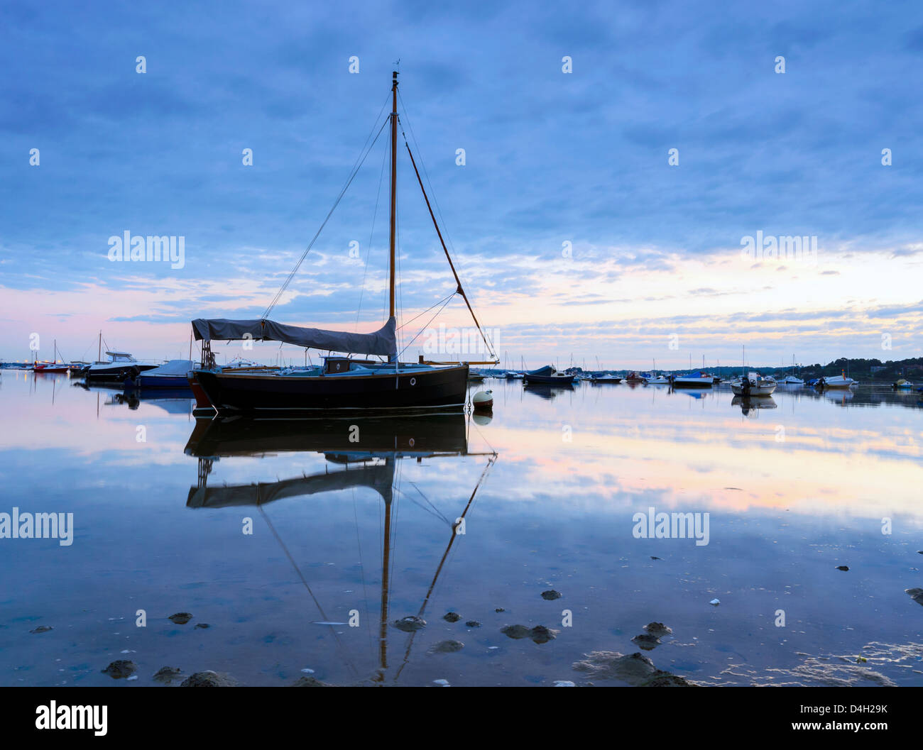 Bateaux en bancs dans le port de Poole, Dorset Banque D'Images