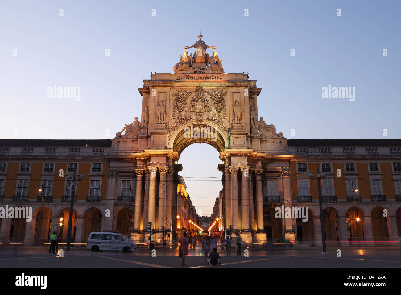 Le crépuscule et l'écran lumineux de la rue Augusta (Arco da Rua Augusta), Place du Commerce (Praça do Comercio), la Baixa, Lisbonne, Portugal Banque D'Images