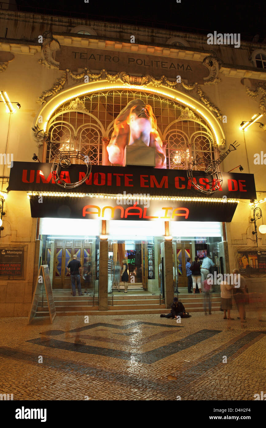 Le Teatro Politeama de nuit, lieu d'un spectacle à propos de Fado Fado, dans le quartier de Baixa, Lisbonne, Portugal Banque D'Images