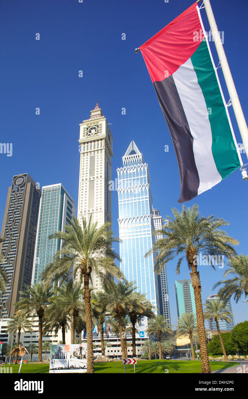 Gratte-ciel sur Sheikh Zayed Road et de l'Unis drapeau, Dubai, Émirats arabes unis, Moyen Orient Banque D'Images