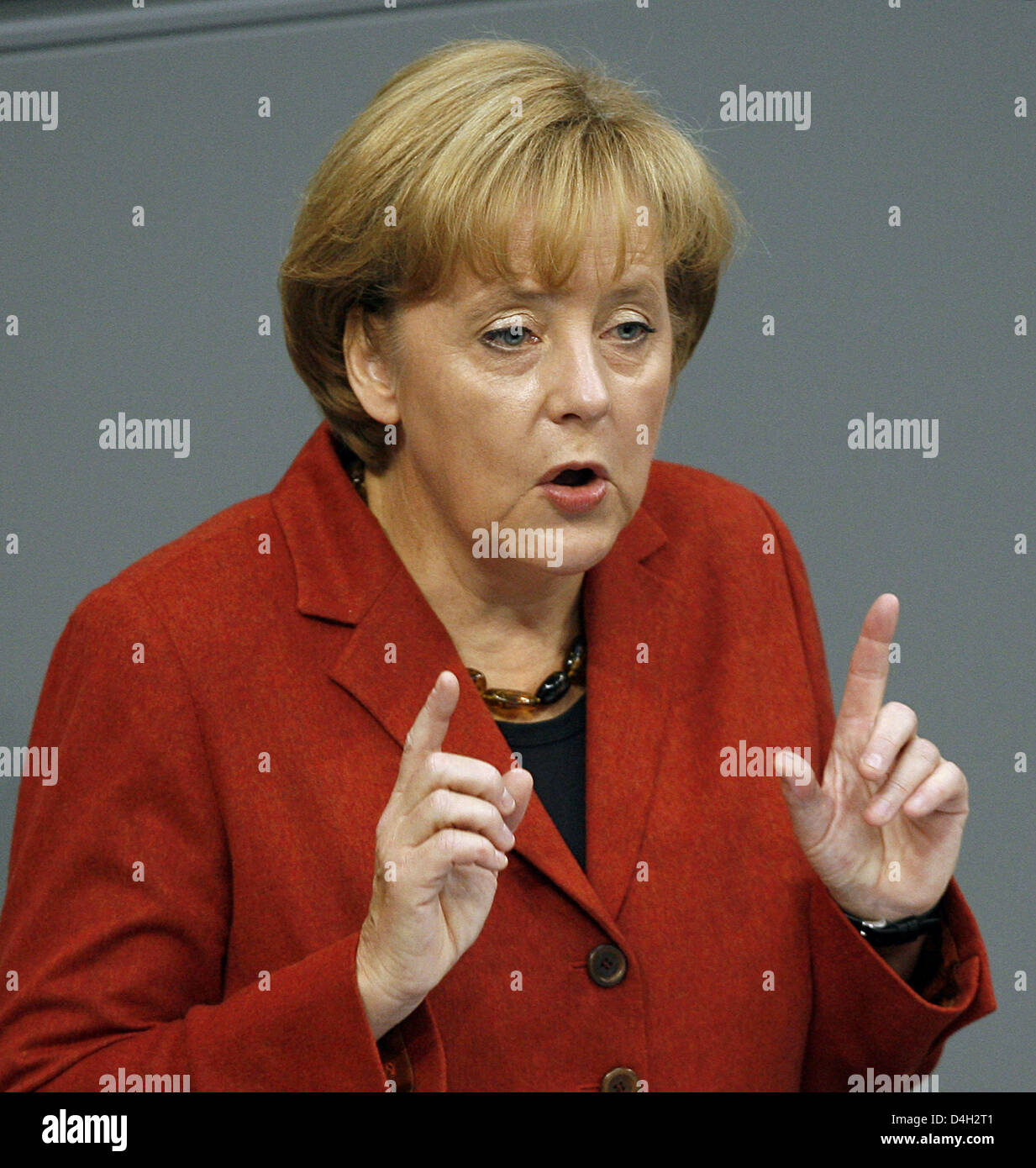 La chancelière allemande Angela Merkel donne une déclaration du gouvernement sur la crise financière mondiale au Bundestag à Berlin, Allemagne, 15 octobre 2008. Les débats du parlement allemand le plan de sauvetage des banques et l'augmentation des prestations pour enfants. Photo : WOLFGANG KUMM Banque D'Images