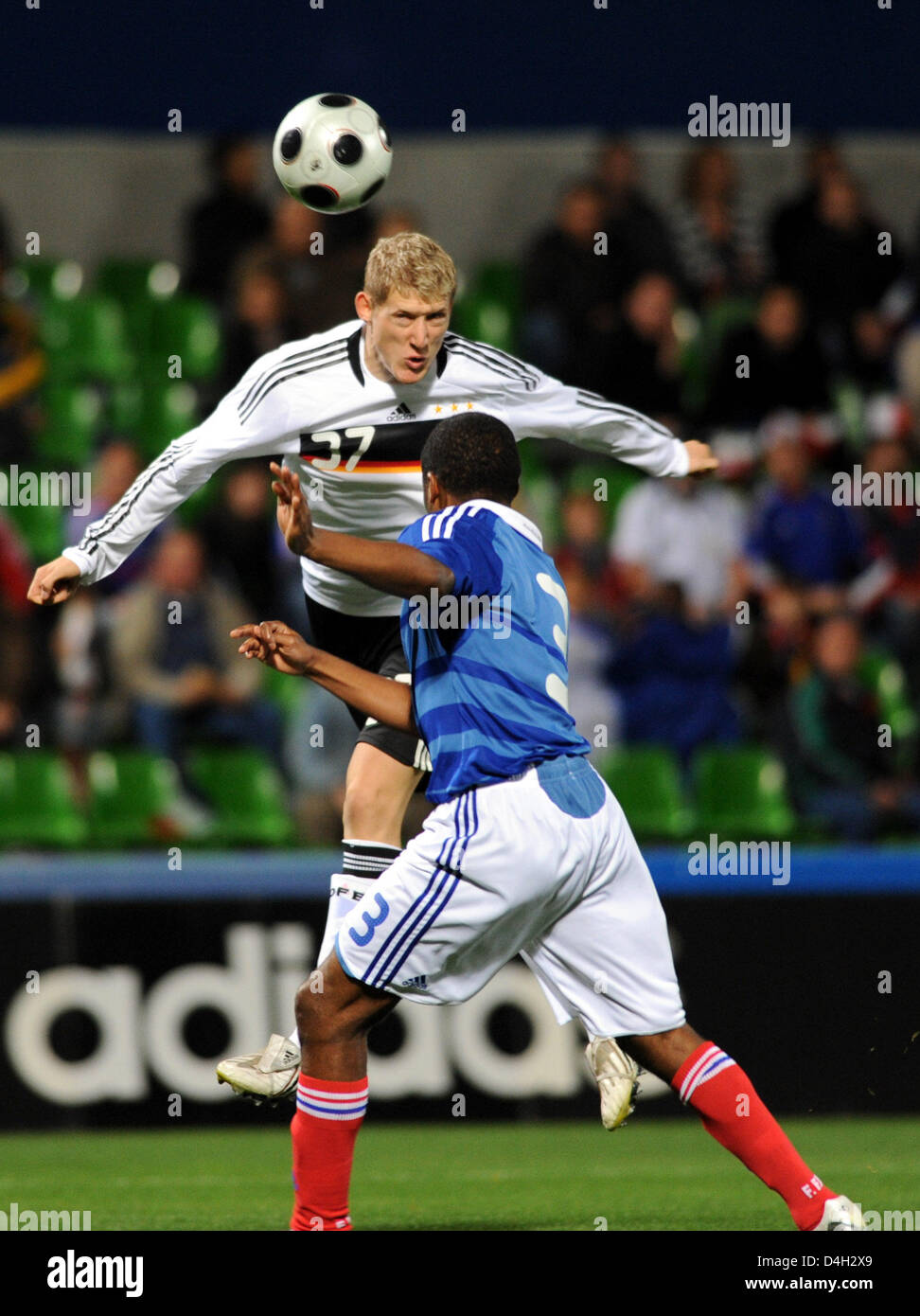 L'Allemagne Kevin Schindler (L) vu en action contre la France, Charles N'Zogbia au cours de l'U21 Championnat d'Europe de football qualificatif France contre l'Allemagne à Metz, France, 15 octobre 2008. Photo : Harald TITTEL Banque D'Images
