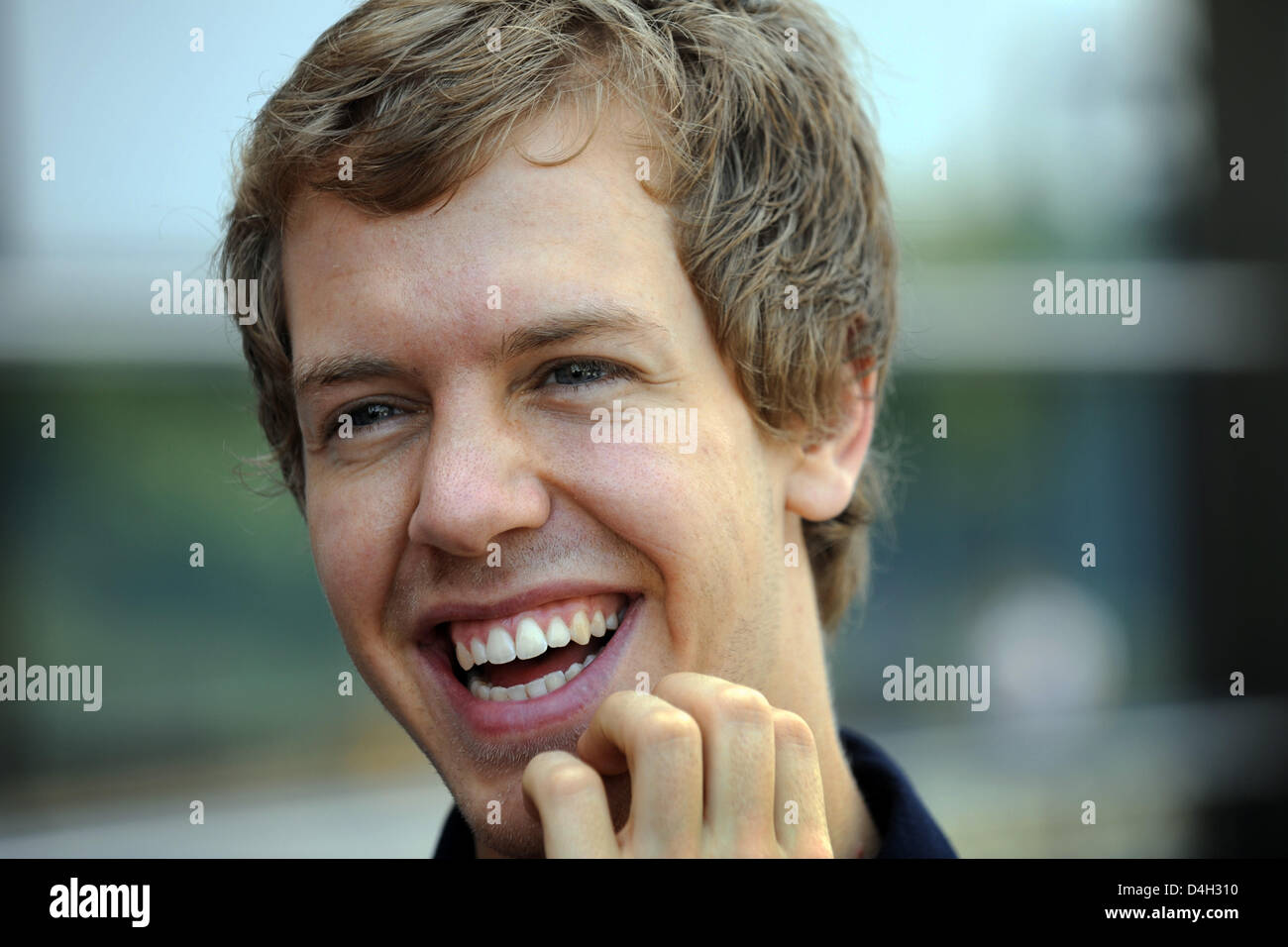 L'allemand Sebastian Vettel, pilote de Formule 1 de la Toro Rosso sourit à l'enclos du Circuit International de Shanghai à Shanghai, Chine, 16 octobre 2008. Les Chinois la Formule Un Grand Prix aura lieu le 19 octobre 2008. Photo : Jens Buettner Banque D'Images