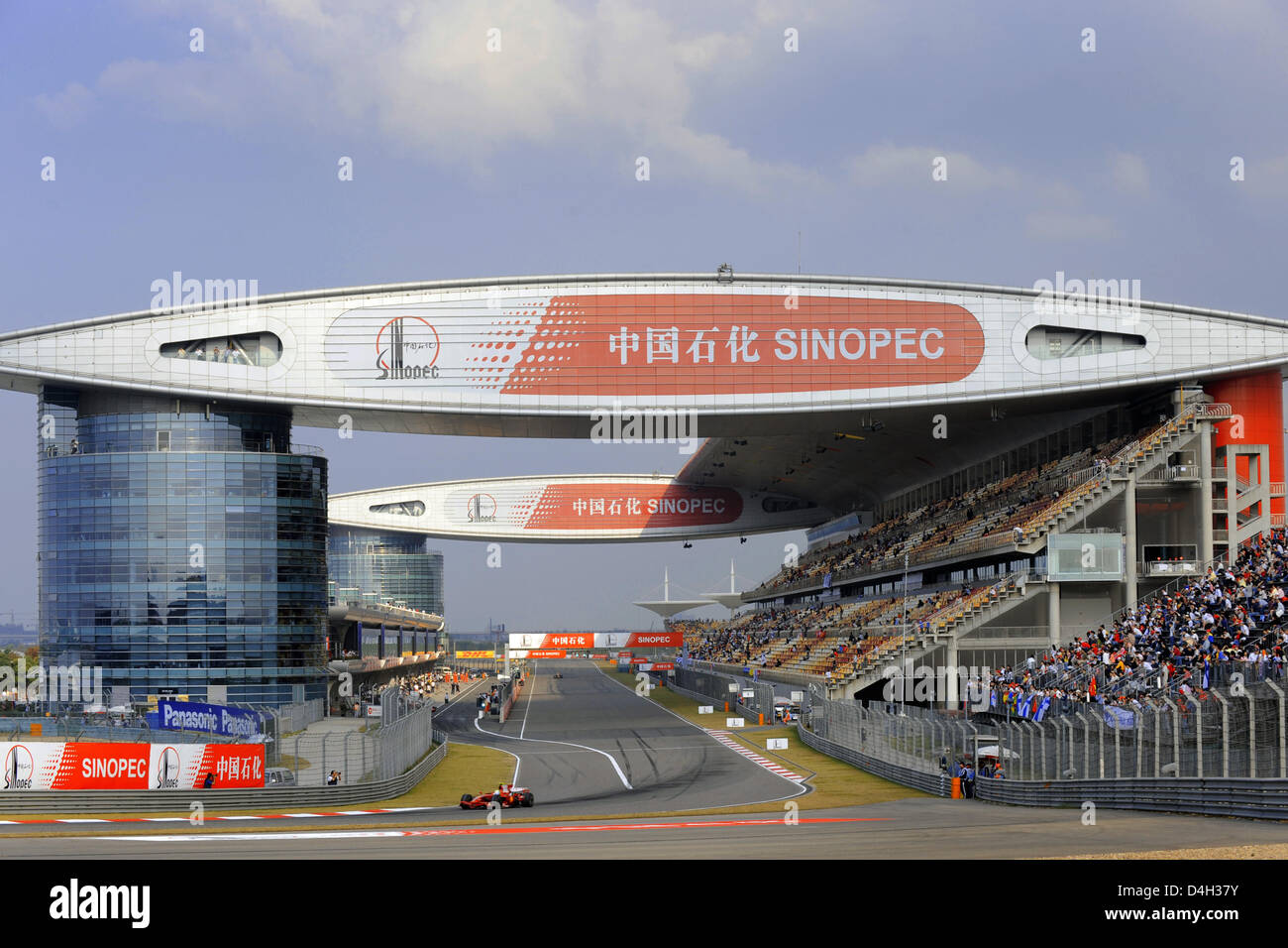 Pilote de Formule 1 brésilien Felipe Massa, de Ferrari oriente sa voiture au cours de la deuxième session d'essais au Circuit International de Shanghai, 17 octobre 2008. Les Chinois la Formule Un Grand Prix aura lieu à Shanghai le 19 octobre 2008. Photo : Jens Buettner Banque D'Images