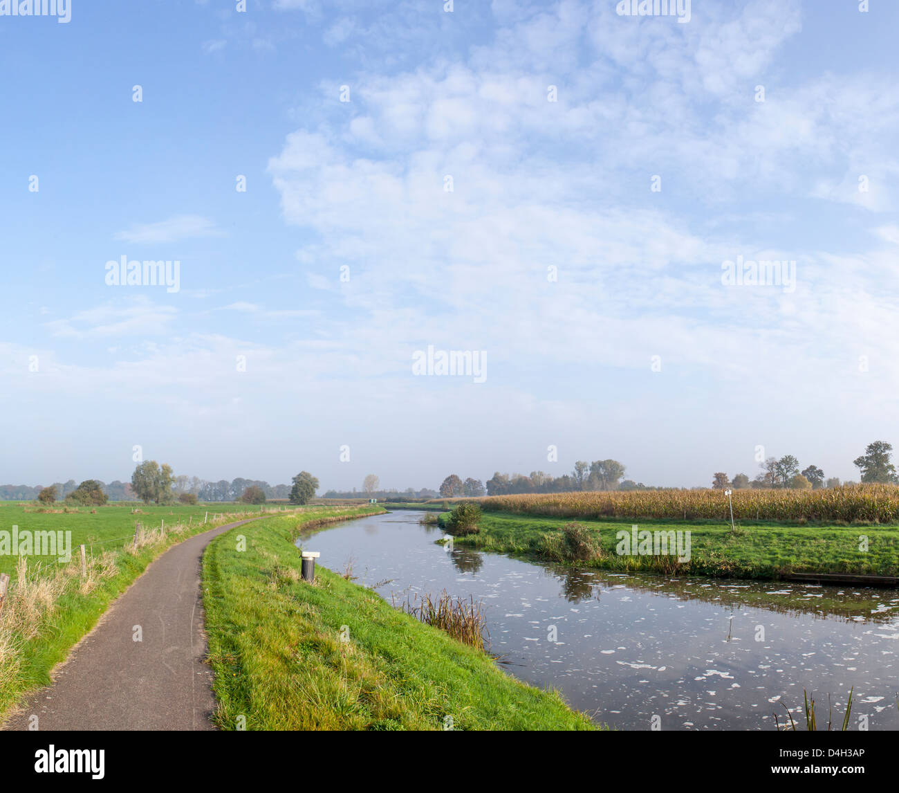 Campagne piste cyclable le long de la River Marque, Breda, Drenthe, Pays-Bas (Hollande) Banque D'Images